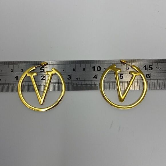 NWT Large Gold Tone V Hoop Earrings - Picture 6 of 6